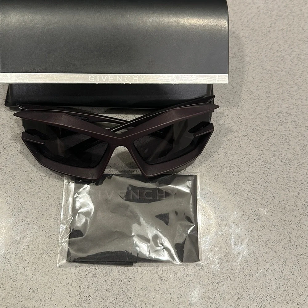 Givenchy Cut unisex sunglasses in nylon in black - Picture 1 of 3